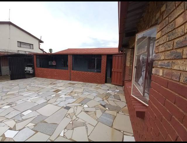 7 BEDROOM HOUSE FOR SALE IN LAUDIUM